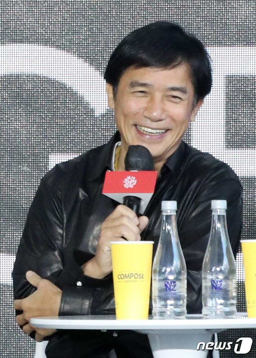 본문 이미지 - 배우 양조위가 7일 부산 해운대구 영화의전당 BIFFXGENESIS 야외무대에서 열린 제27회 부산국제영화제 오픈토크 '화양연화'에서 환하게 웃고 있다. 2022.10.7/뉴스1 ⓒ News1 김영훈 기자