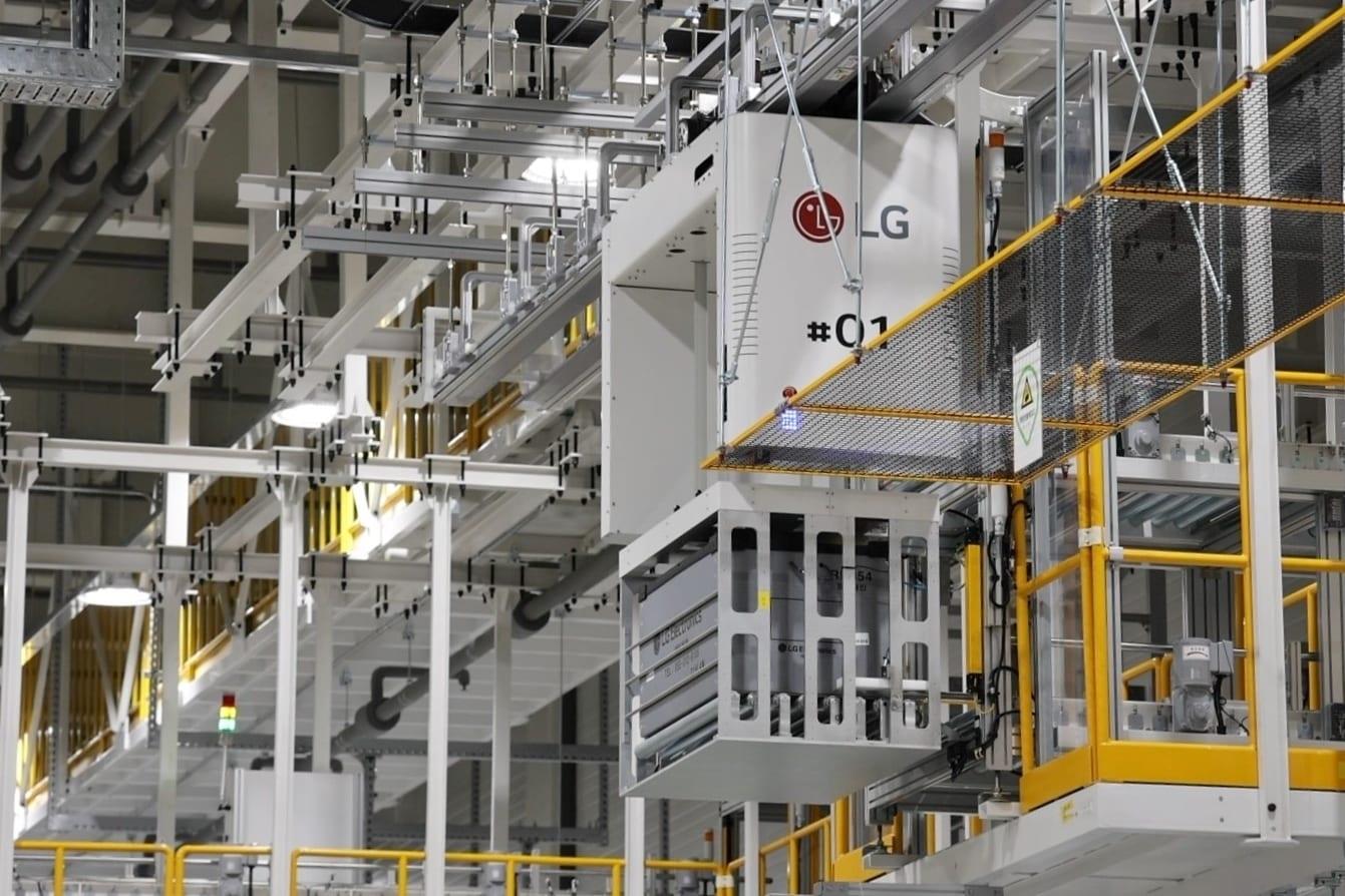 본문 이미지 - LG스마트파크에 도입된 고공 컨베이어가 부품을 나르기 위해 박스를 들어올리고 있다(LG전자 제공).