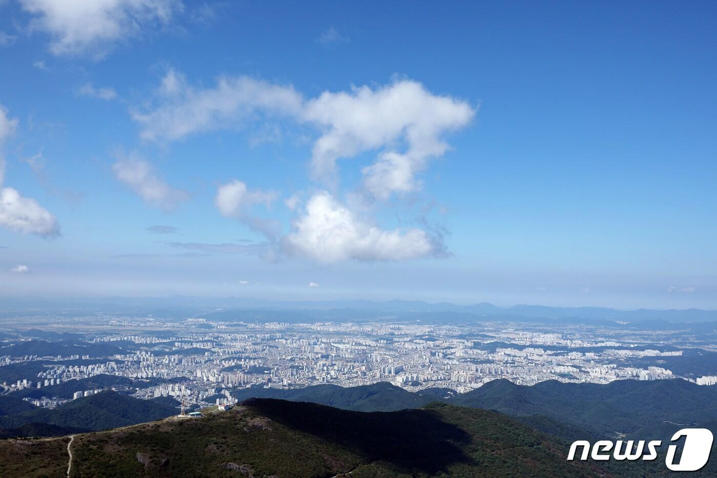 본문 이미지 - 광주 무등산 국립공원 정상 전망대에서 내려다 본 광주시의 모습. 2022.10.8/뉴스1 ⓒ News1 이승현 기자
