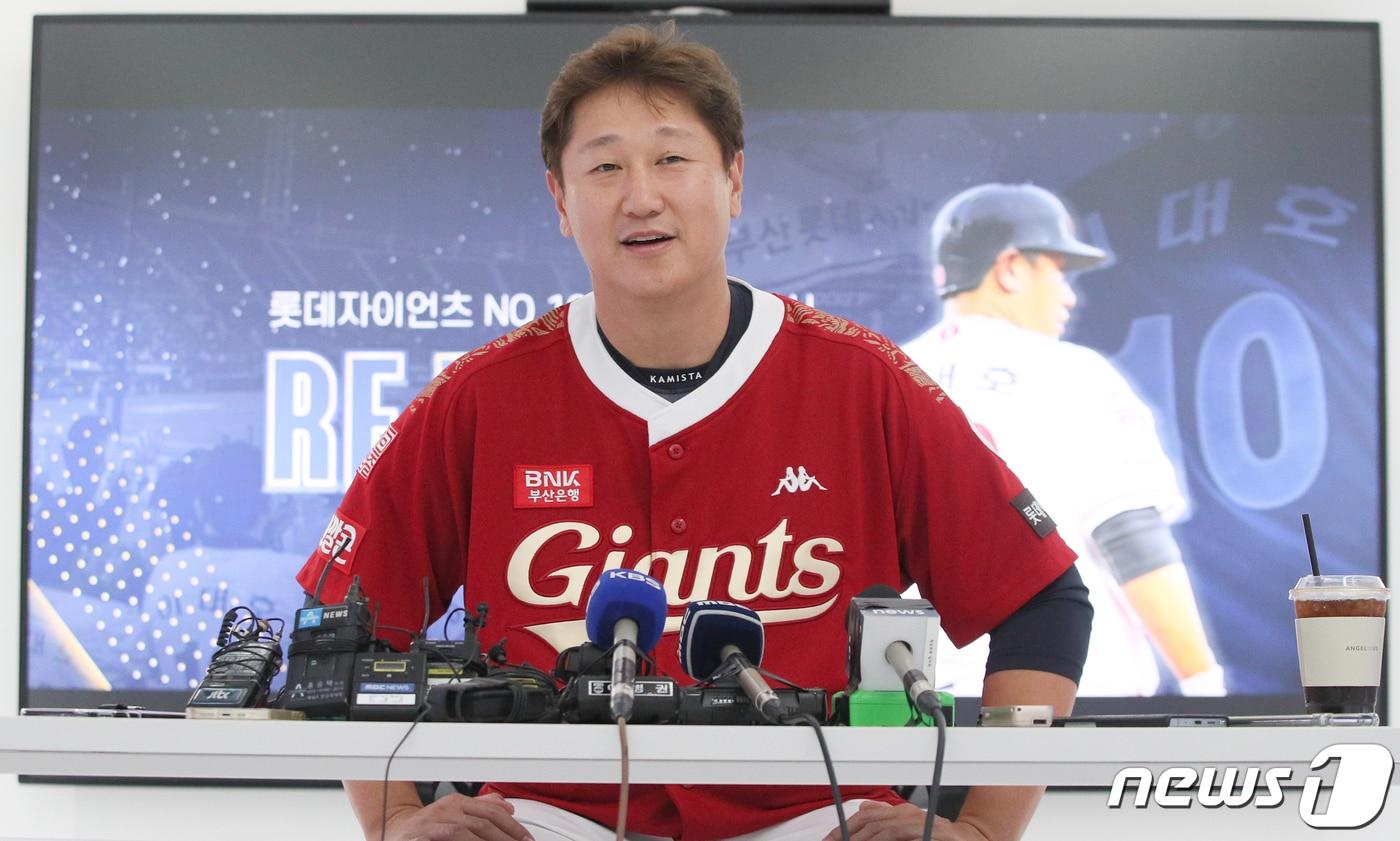 본문 이미지 - 롯데 자이언츠 이대호가 8일 오후 부산 동래구 사직야구장에서 열리는 프로야구 '2022 신한은행 SOL KBO리그' LG 트윈스와의 경기를 앞두고 은퇴경기 인터뷰를 하고 있다. (롯데 자이언츠 제공) 2022.10.8/뉴스1 ⓒ News1 김영훈 기자