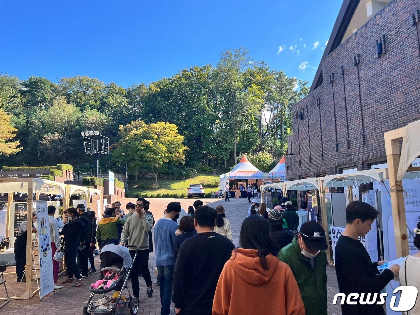 본문 이미지 - 8일 강원 춘천 술페스타가 열리는 상상마당에 전통주를 시음하기 위한 시민들의 발걸음이 이어졌다.2022.10.8 한귀섭 기자
