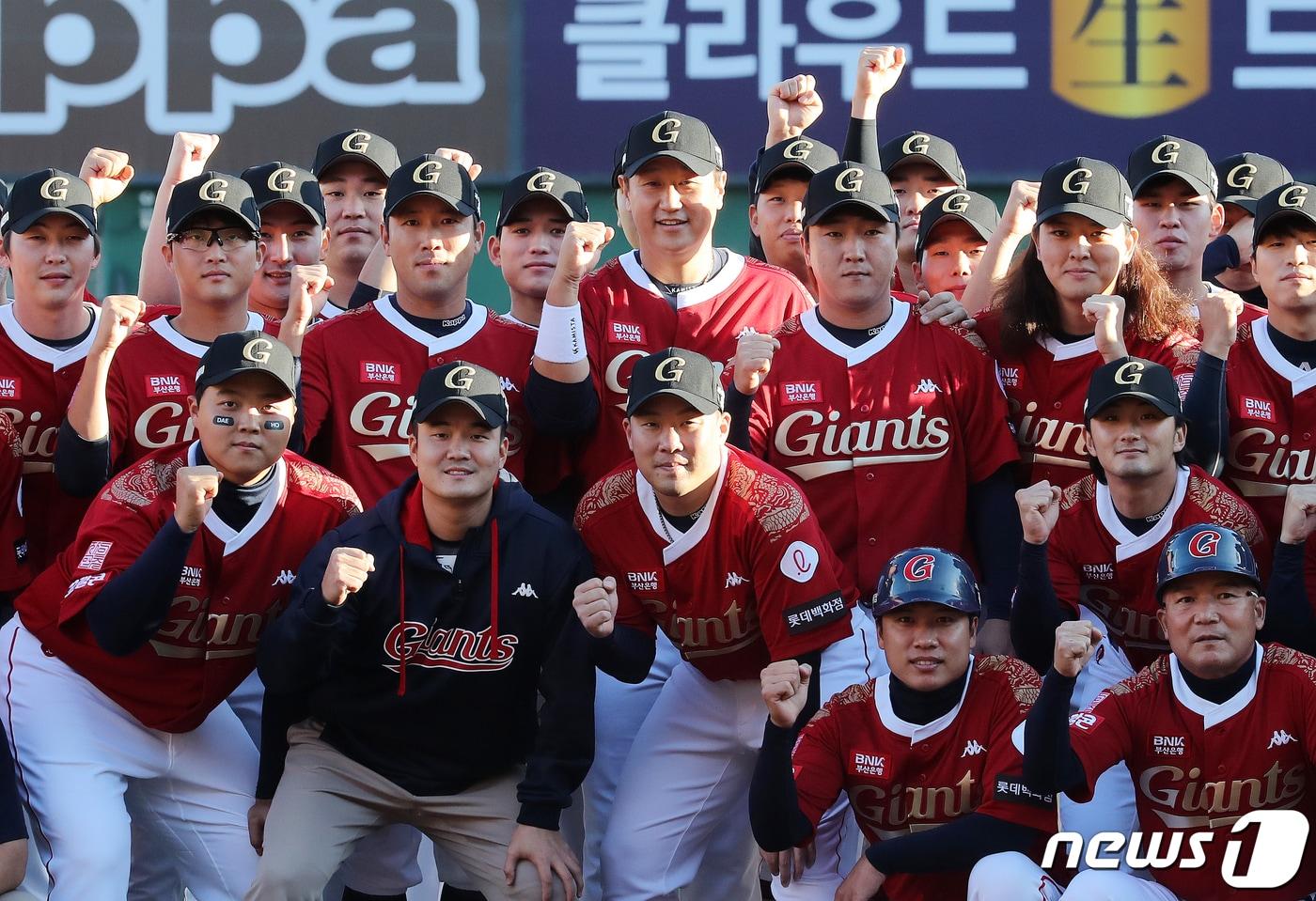 롯데 자이언츠 이대호가 8일 부산 동래구 사직야구장에서 열린 프로야구 '2022 신한은행 SOL KBO리그' LG 트윈스와의 경기에 앞서 선수단과 기념 촬영을 하고 있다. 2022.10.8/뉴스1 ⓒ News1 김진환 기자