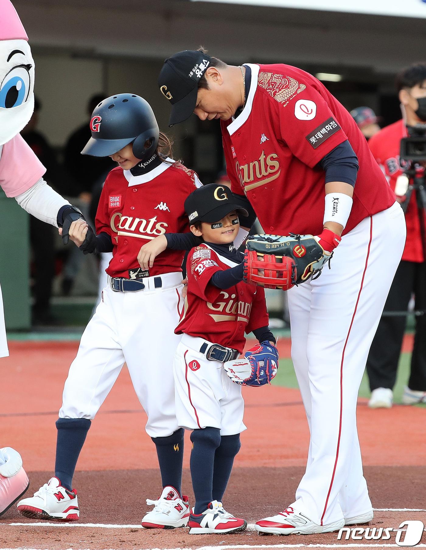 본문 이미지 - 이대호와 아들 ⓒ 뉴스1 