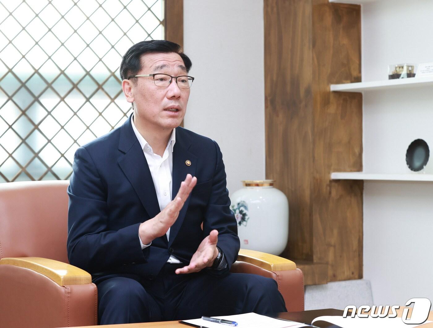 본문 이미지 - 어명소 국토교통부 제2차관이 지난 7일 뉴스1과 인터뷰에서 답변하고 있다.