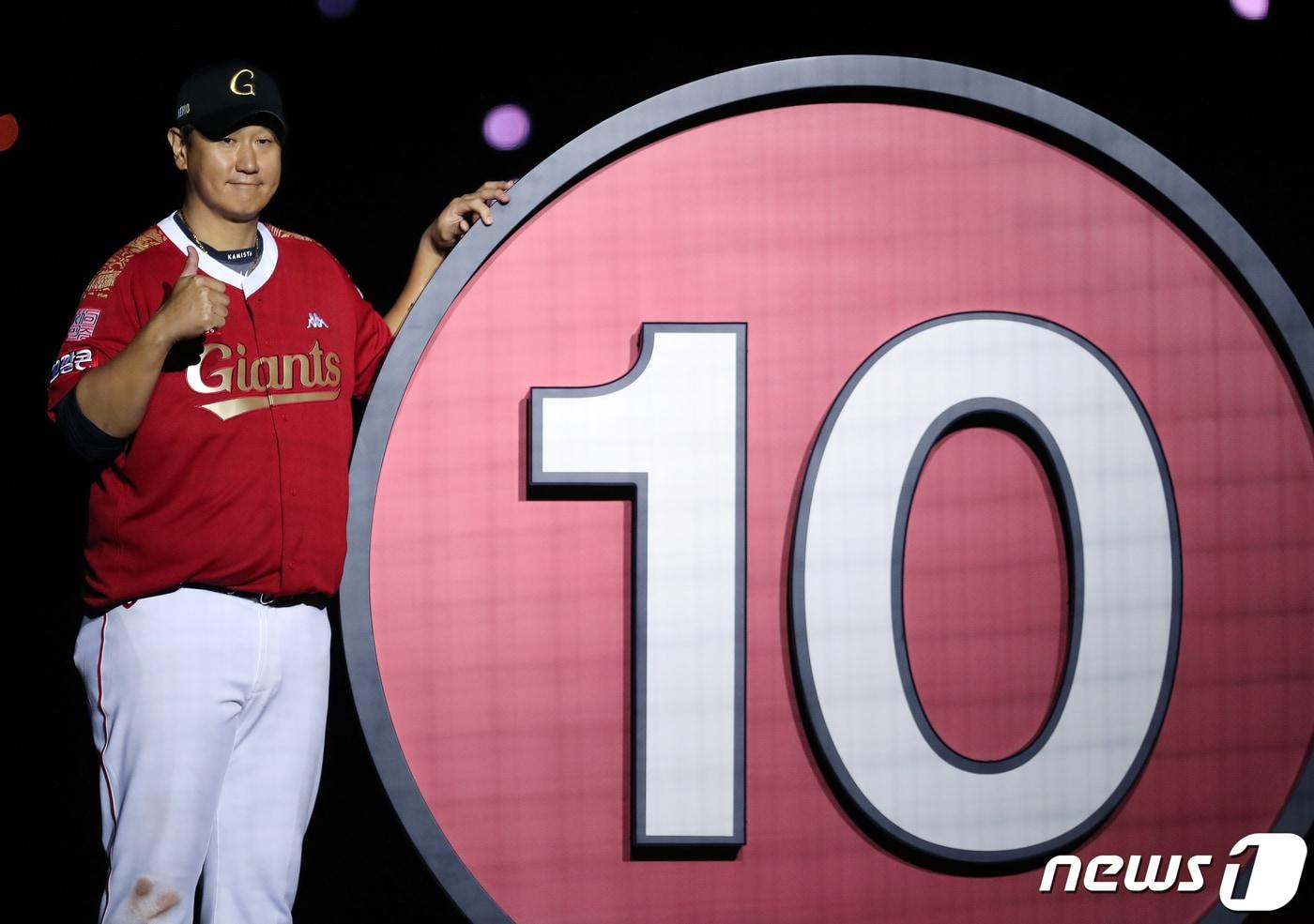 롯데 자이언츠 이대호가 8일 부산 동래구 사직야구장에서 열린 프로야구 '2022 신한은행 SOL KBO리그' LG 트윈스와의 경기가 끝난 후 열린 은퇴식·영구결번식에서 기념촬영을 하고 있다. 2022.10.8/뉴스1 ⓒ News1 김진환 기자