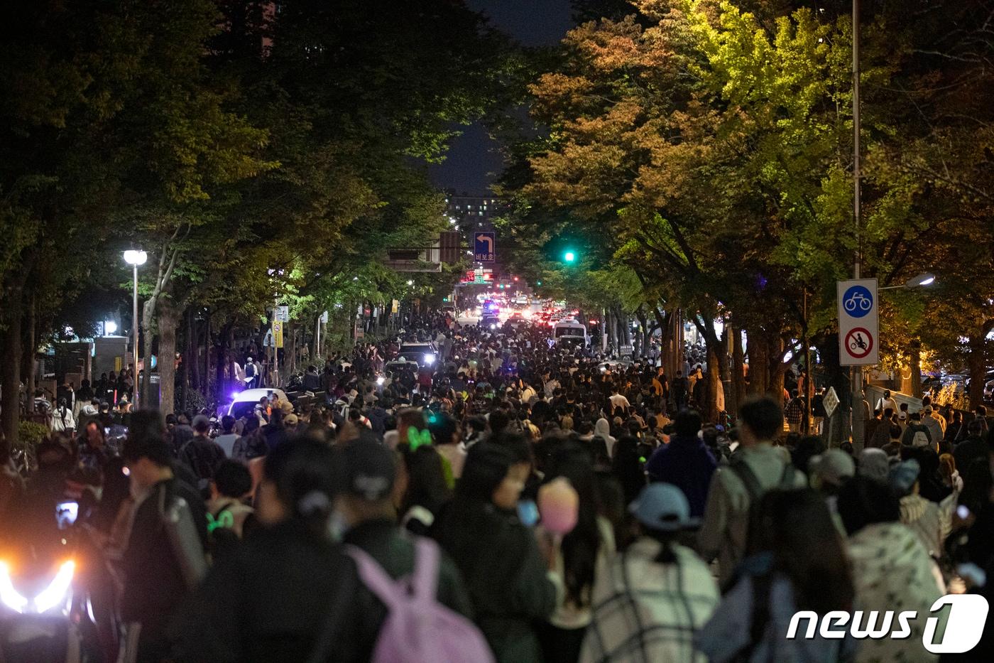 '서울세계불꽃축제' 기간인 2022년 10월 지하철 5호선 여의나루역 인근을 가득 메운 시민들의 모습. ⓒ News1 이승배 기자