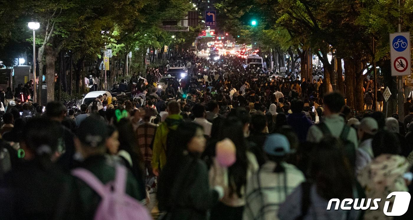 본문 이미지 - 8일 오후 서울 여의도 한강공원 일대에서 열린 ‘2022 서울세계불꽃축제’ 관람을 마친 시민들이 발걸음을 옮기고 있다. 2022.10.8/뉴스1 ⓒ News1 이승배 기자