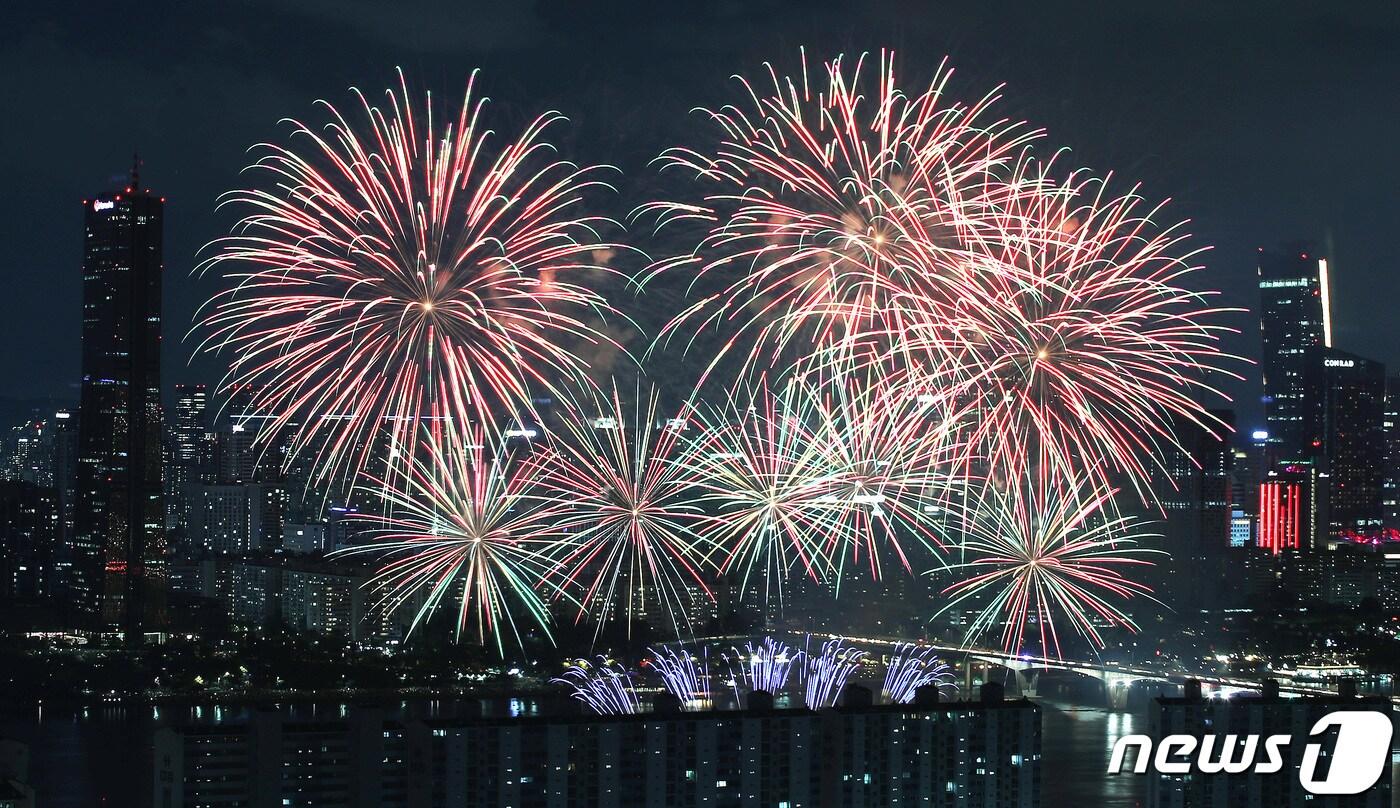 서울 여의도 한강공원 일대에서 지난해 10월8일 열린 '2022 서울세계불꽃축제'. /뉴스1 ⓒ News1 박지혜 기자