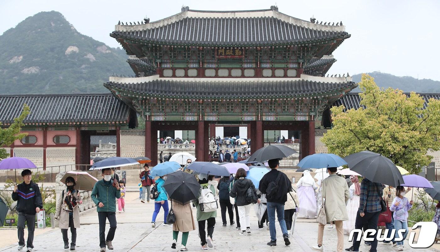 본문 이미지 - 한글날인 9일 오전 전국 대부분 지역 비가 내리는 가운데 서울 종로구 경복궁을 찾은 시민들이 우산을 쓰고 발걸음을 옮기고 있다. 2022.10.9/뉴스1 ⓒ News1 임세영 기자
