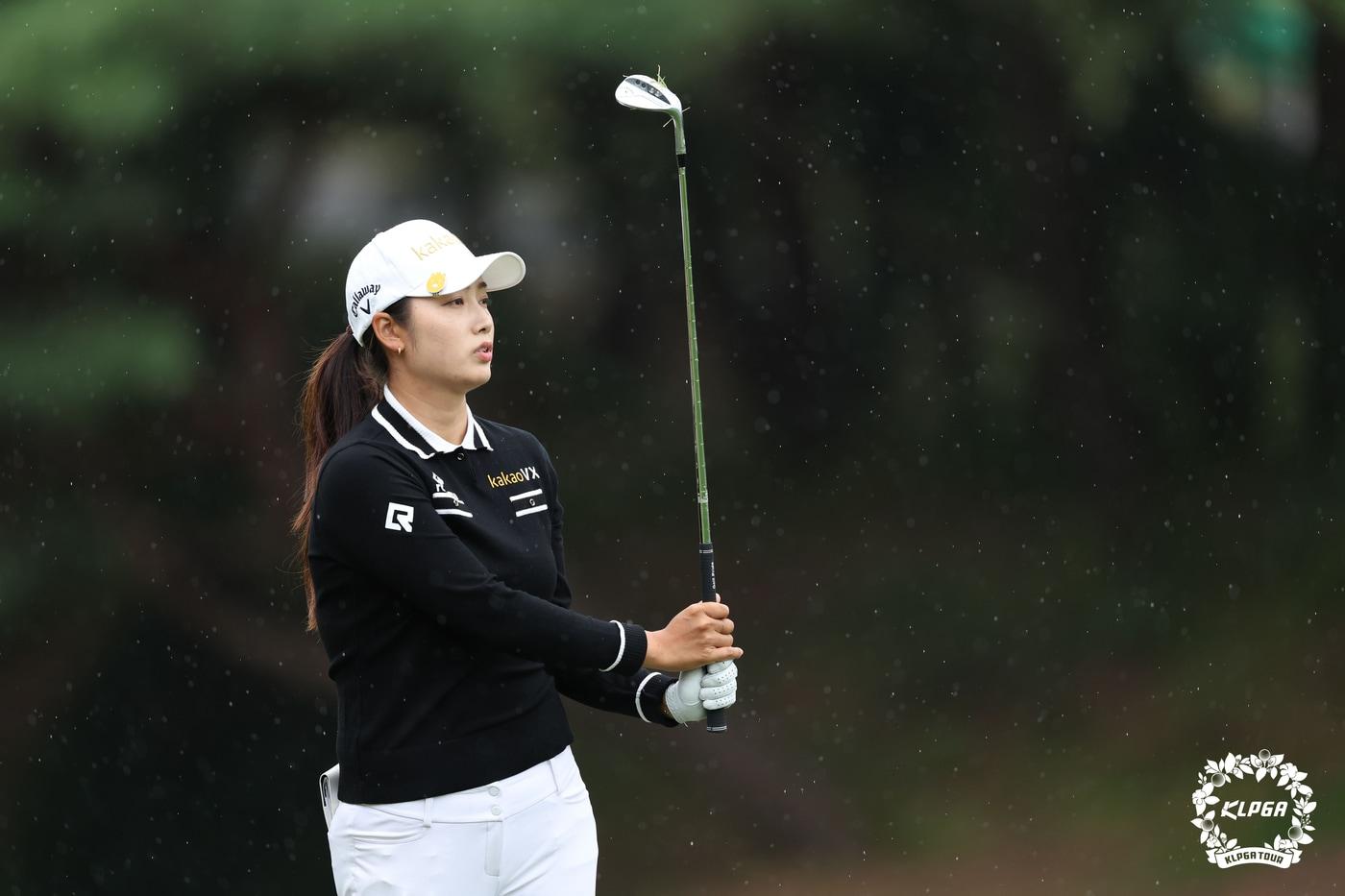 한진선이 9일 경기도 여주시 블루헤런GC에서 열린 KLPGA(한국여자프로골프)투어 제22회 하이트진로 챔피언십 4라운드에서 4번홀 칩샷후 타구를 바라보고 있다. (KLPGA 제공) 2022.10.9/뉴스1