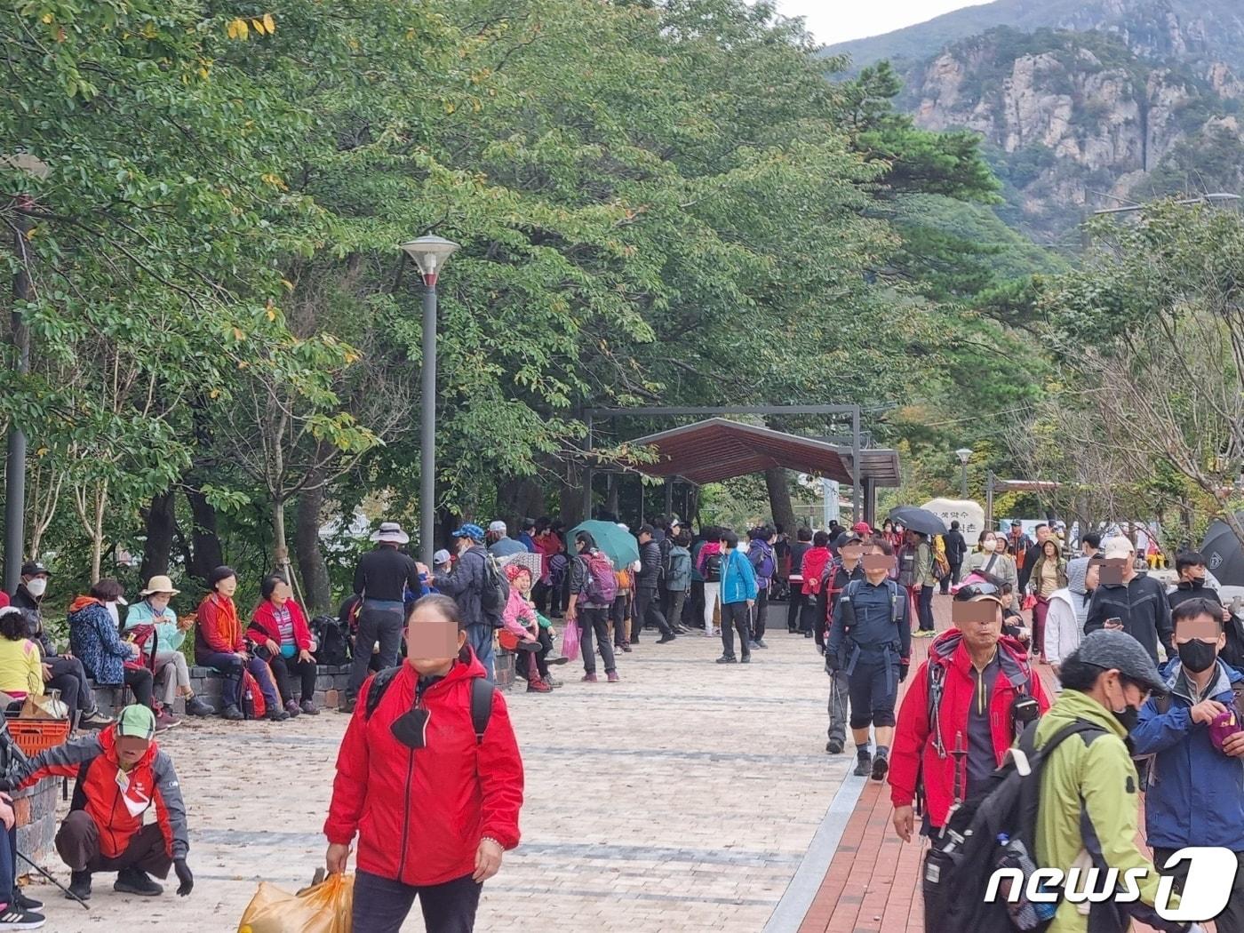 본문 이미지 - 한글날이자 일요일인 9일 강원 양양군 서면 설악산국립공원 오색지구에 탐방객들이 몰려 있다. 2022.10.9/뉴스1 윤왕근 기자 ⓒ News1 윤왕근 기자