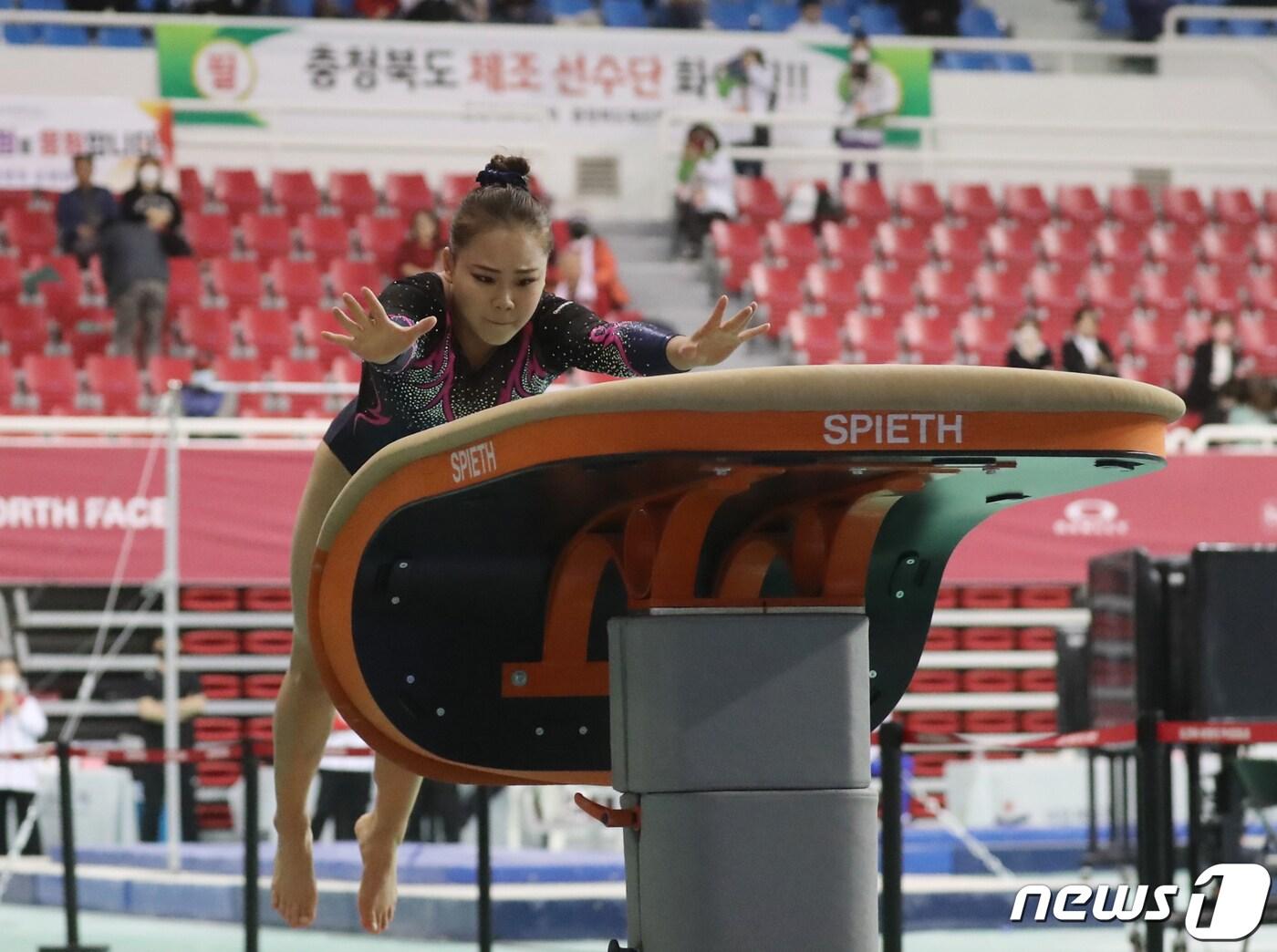 본문 이미지 - 9일 오후 울산 중구 동천체육관에서 열린 제103회 전국체육대회 기계체조 여자일반부 도마 결승전에서 여서정(수원시청)이 연기를 펼치고 있다. 2022.10.9/뉴스1 ⓒ News1 윤일지 기자