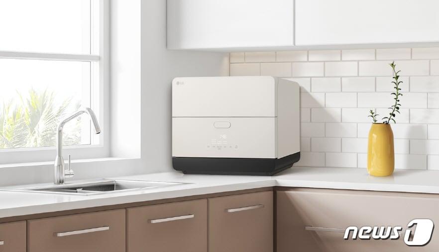 본문 이미지 - LG전자가 작은 주방에도 설치 가능한 ‘LG 디오스 오브제컬렉션 6인용 식기세척기’ 신제품을 최근 출시했다. LG전자가 국내 창원에서 직접 생산하는 이 제품은 오브제컬렉션 컬러와 디자인을 적용해 인테리어와 조화롭고, 강력한 세척과 건조 성능으로 차별화된 고객경험을 제공한다. (LG전자 제공)