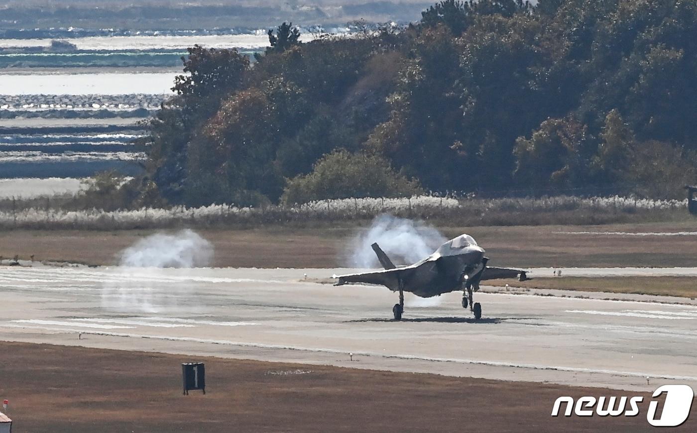 본문 이미지 -  미군 F-35B 전투기가 군산기지에 착륙하고 있다.(공군 제공) 2022.11.1 ⓒ 뉴스1