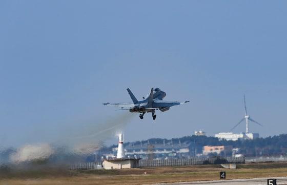 본문 이미지 - 지난달 31일 한미공군의 대규모 연합공중훈련 '비질런트 스톰(Vigilant Storm)' 훈련에 참가한 미군 FA-18 전투기가 군산기지에서 힘차게 이륙하고 있다. 이번 훈련에 미측 전력은 FA-18을 비롯한 F-35B 등 100여대가 참가할 예정이다. (공군 제공) 2022.11.1/뉴스1