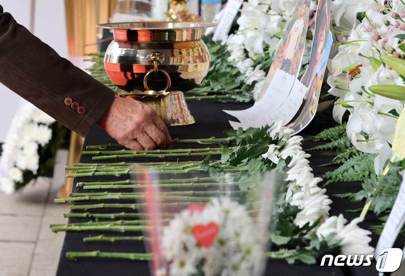 본문 이미지 - 1일 오전 서울광장에 마련된 이태원 사고 사망자 합동분향소에서 한 시민이 헌화하고 있다. 2022.11.1/뉴스1 ⓒ News1 이동해 기자