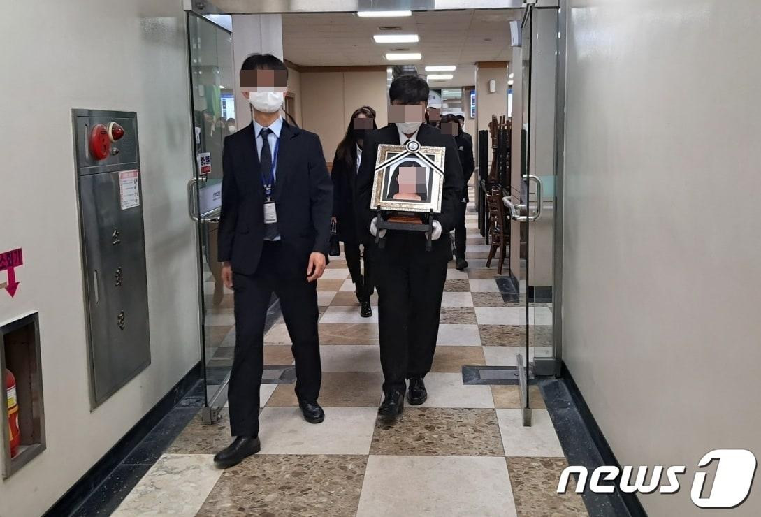 본문 이미지 - 1일 대전의 대학병원 장례식장에서 이태원 참사 희생자의 발인이 진행되고 있다. ⓒ뉴스1 최일 기자