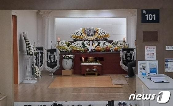 본문 이미지 - 대전의 한 대학병원 장례식장에 차려진 이태원 참사 희생자 빈소 모습. ⓒ뉴스1 최일 기자