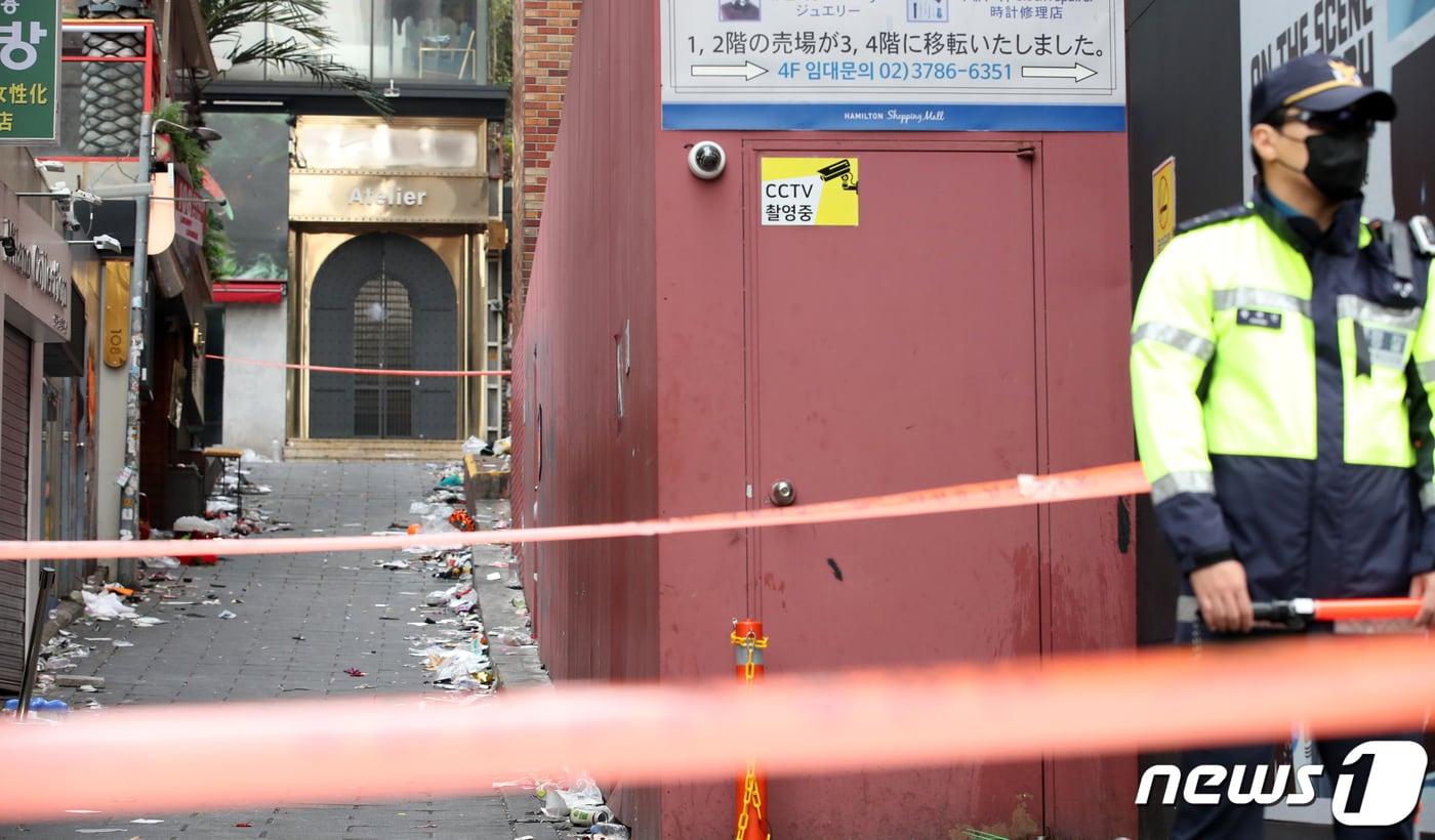 1일 오전 서울 용산구 해밀톤 호텔 이태원 압사 참사 사건 현장에 해밀톤 호텔 측 분홍 철제 가벽이 설치돼 있다.  이태원 참사 현장에 위치한 해밀톤호텔이 사고가 발생한 골목길에 건축한계선을 넘은 불법 건축물을 지어 사고 당시 병목 현상을 야기했다는 지적이 제기됐다. 골목 하단부에는 분홍 철제 가벽이 10m가량 이어져 있으며, 골목 위쪽은 폭이 5m 이상이지만 아래쪽은 3.2m로 좁아지는 게 이 때문이다. 2022.11.1/뉴스1 ⓒ News1 이승배 기자