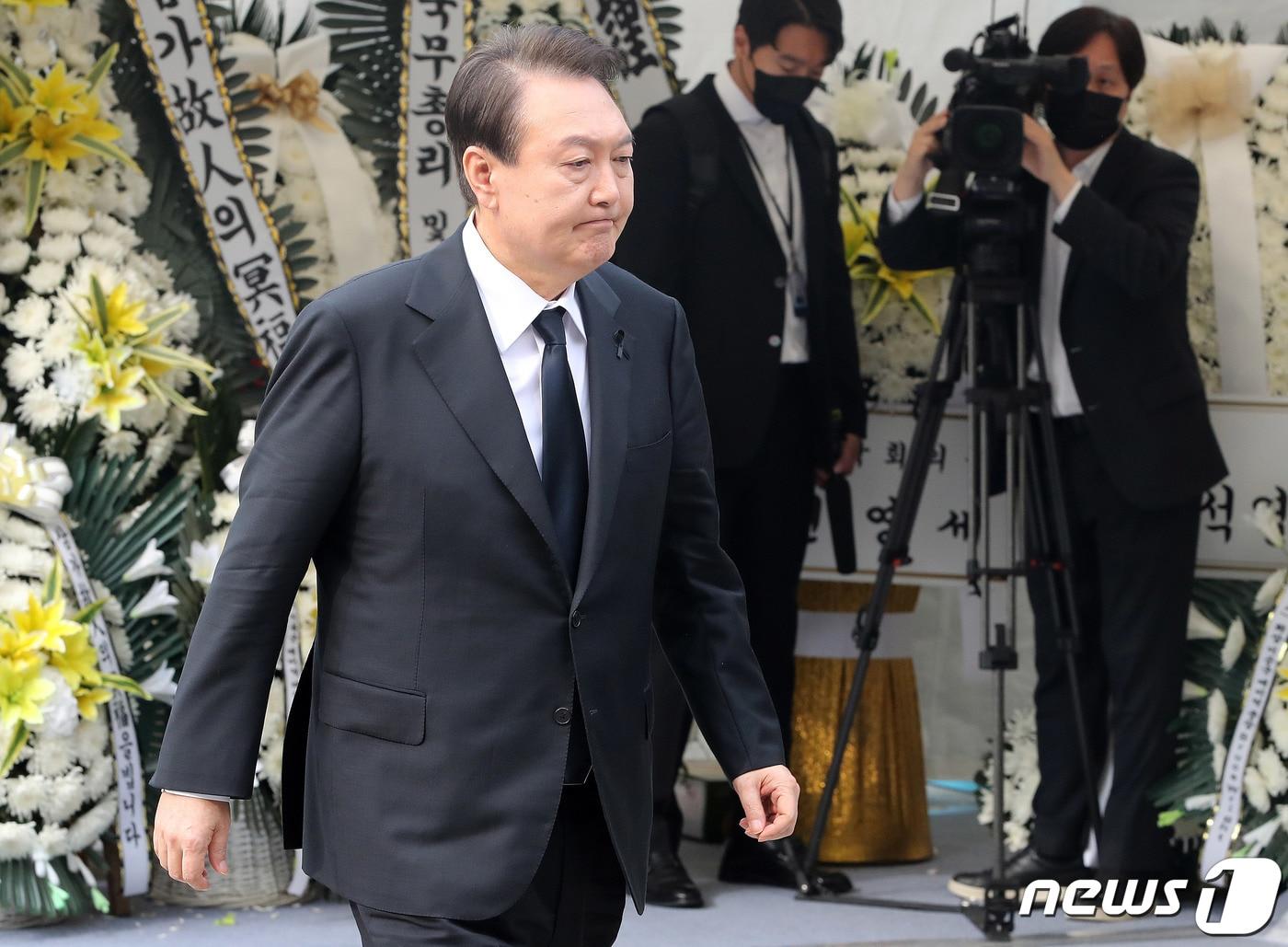 본문 이미지 - 윤석열 대통령이 1일 오전 서울 용산구 녹사평역 광장에 설치된 이태원 사고 사망자 합동분향소에서 헌화하기 위해 들어서고 있다. 2022.11.1/뉴스1 ⓒ News1 박세연 기자