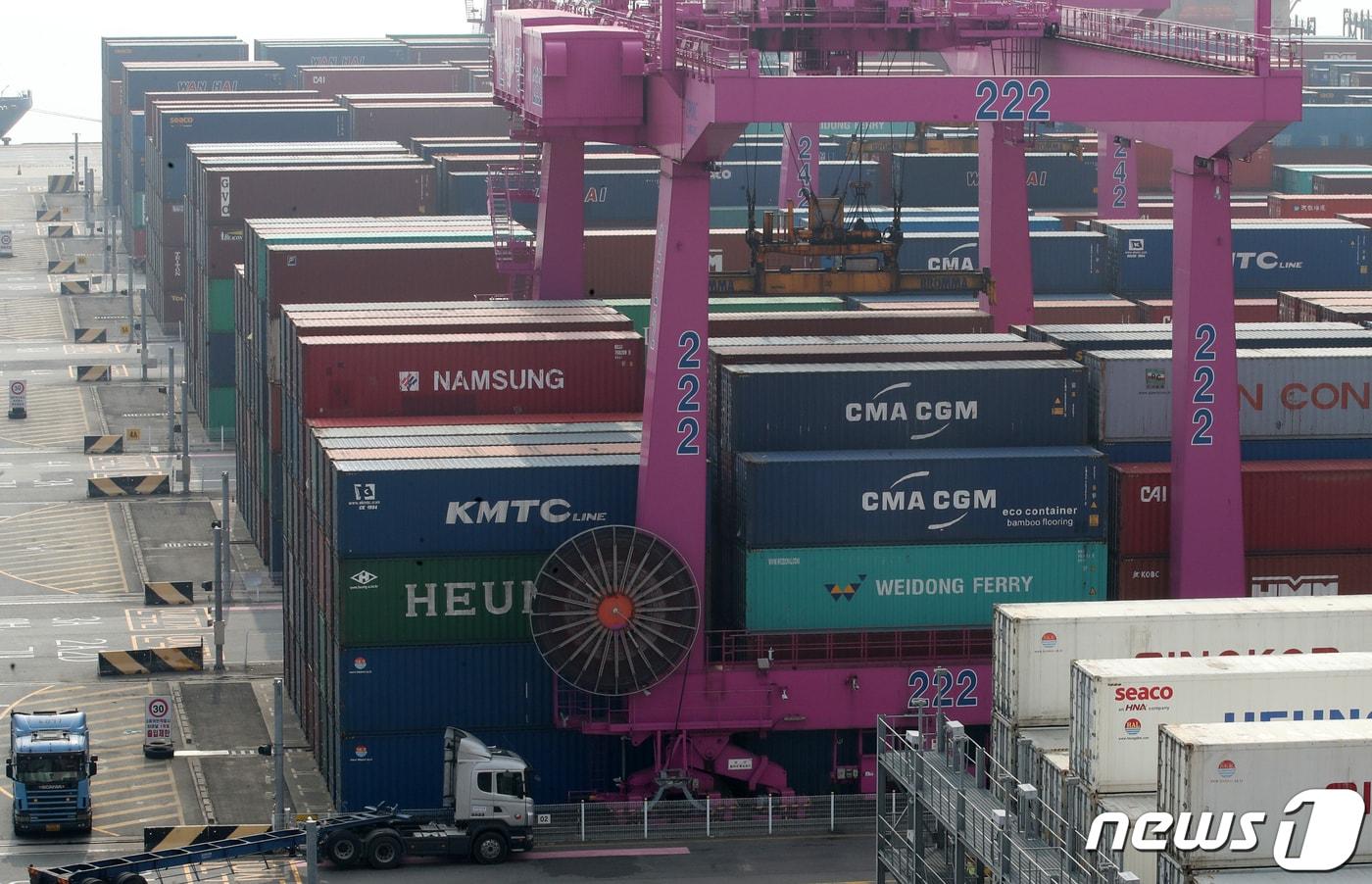 산업통상자원부는 1일 지난달 수출은 전년 동기 대비 5.7% 감소한 524억8000만달러, 수입은 9.9% 늘어난 591억8000만달러를 기록했다고 밝혔다. 무역수지는 67억달러 적자다. 수출이 감소세로 돌아선 것은 2020년 10월 이후 2년 만이다. 사진은 이날 인천 연수구 인천신항에서 컨테이너 선적 작업이 진행되는 모습. 2022.11.1/뉴스1 ⓒ News1 송원영 기자