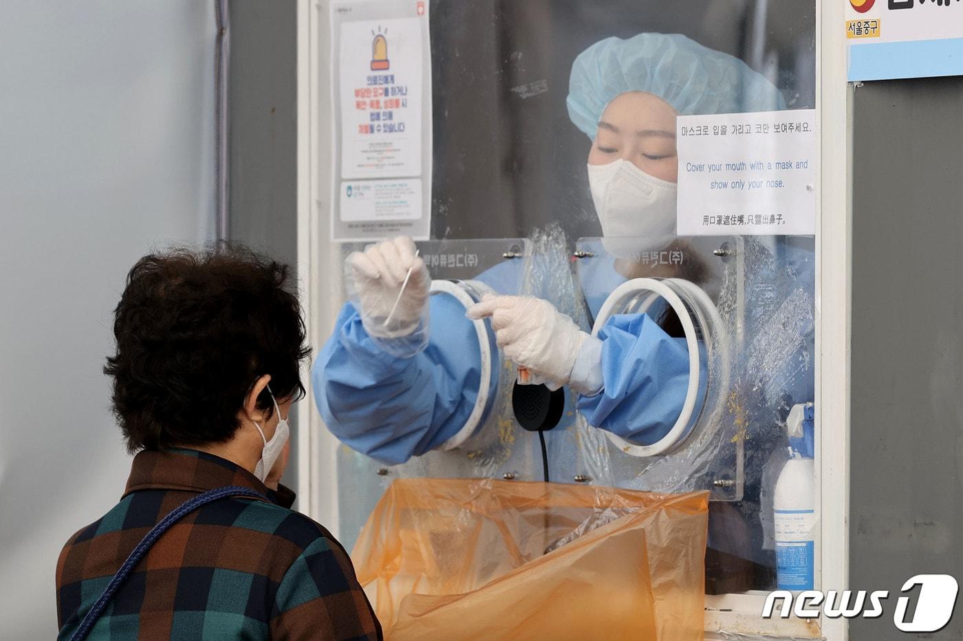 본문 이미지 - 신종 코로나바이러스 감염증(코로나19) 신규 확진자가 46일 만에 5만 명대를 넘어선 1일 오후 서울역에 마련된 임시선별검사소에서 시민이 진단 검사를 받고 있다.  2022.11.1/뉴스1 ⓒ News1 이광호 기자