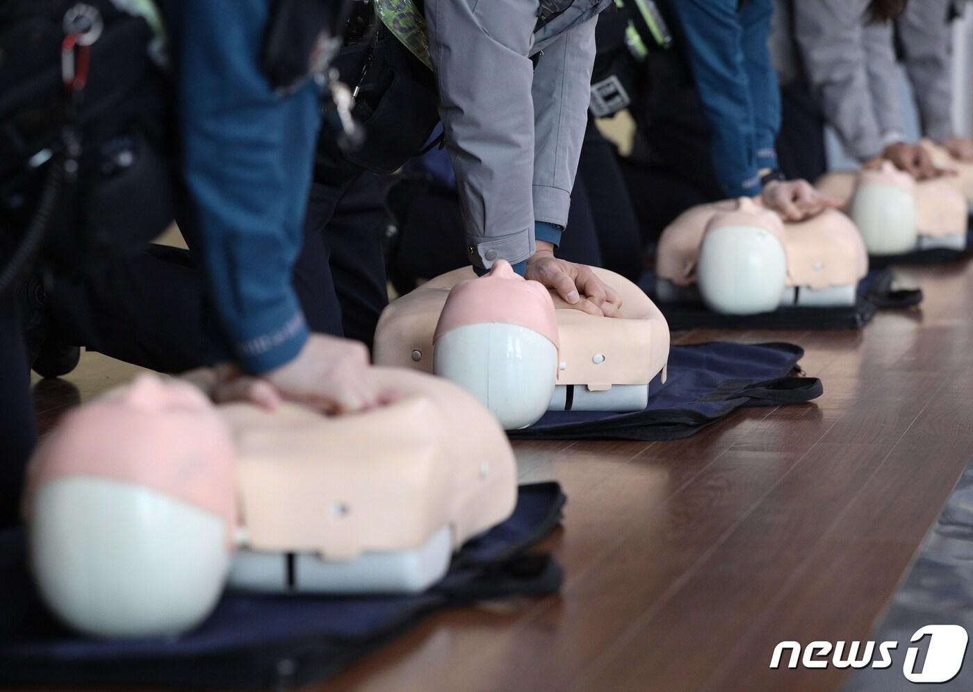서울 마포경찰서에서 경찰관들이 이미경 대한적십자사 서울지사 강사로부터 심폐소생술(CPR) 교육을 받고 있다. 2022.11.1/뉴스1 ⓒ News1 신웅수 기자