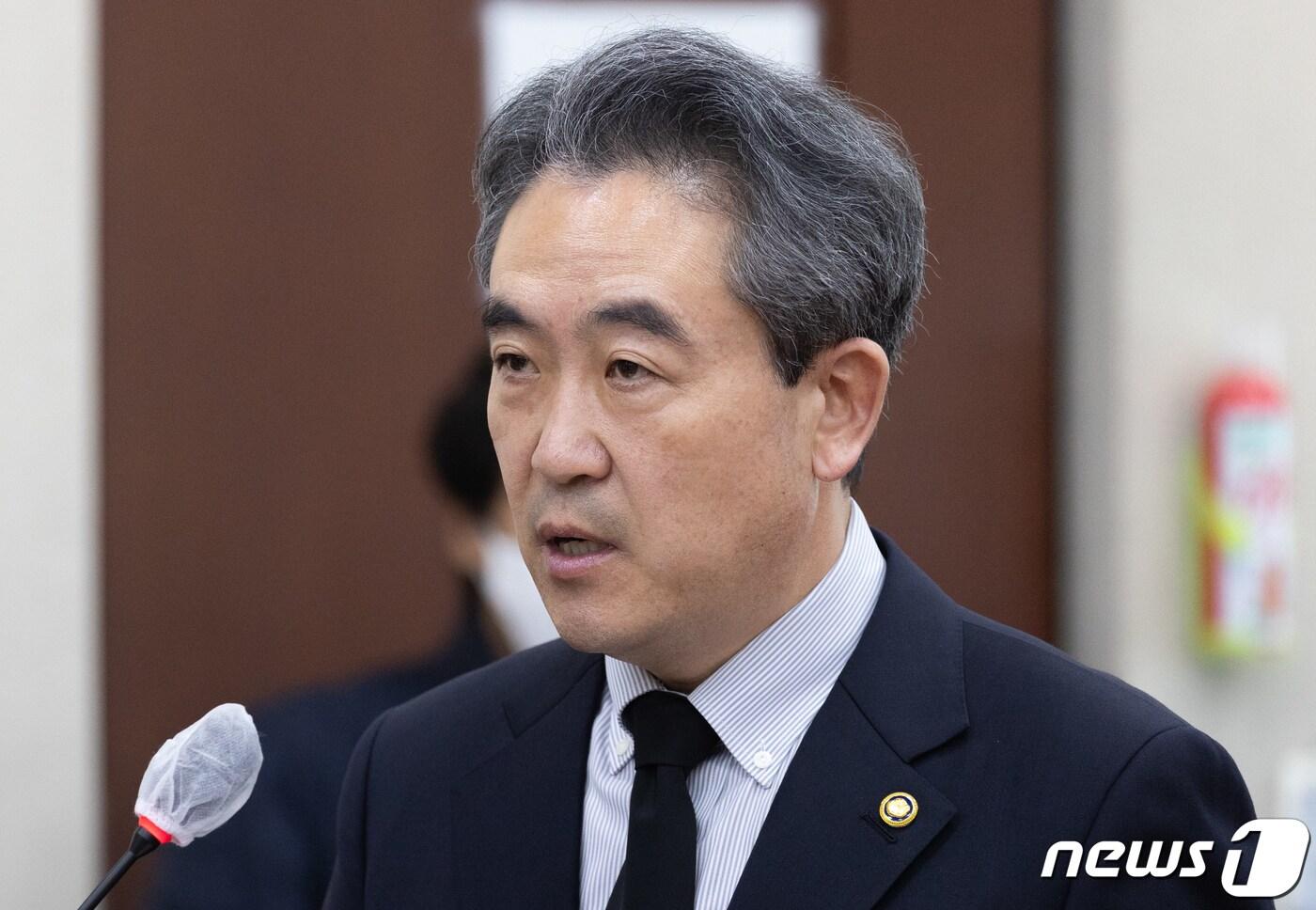 본문 이미지 - 윤희근 경찰청장이 1일 오후 서울 여의도 국회에서 열린 제400회 국회(정기회) 제7차 행정안전위원회 전체회의에서 이태원 사고 관련 현안 보고를 하고 있다. 2022.11.1/뉴스1 ⓒ News1 이재명 기자