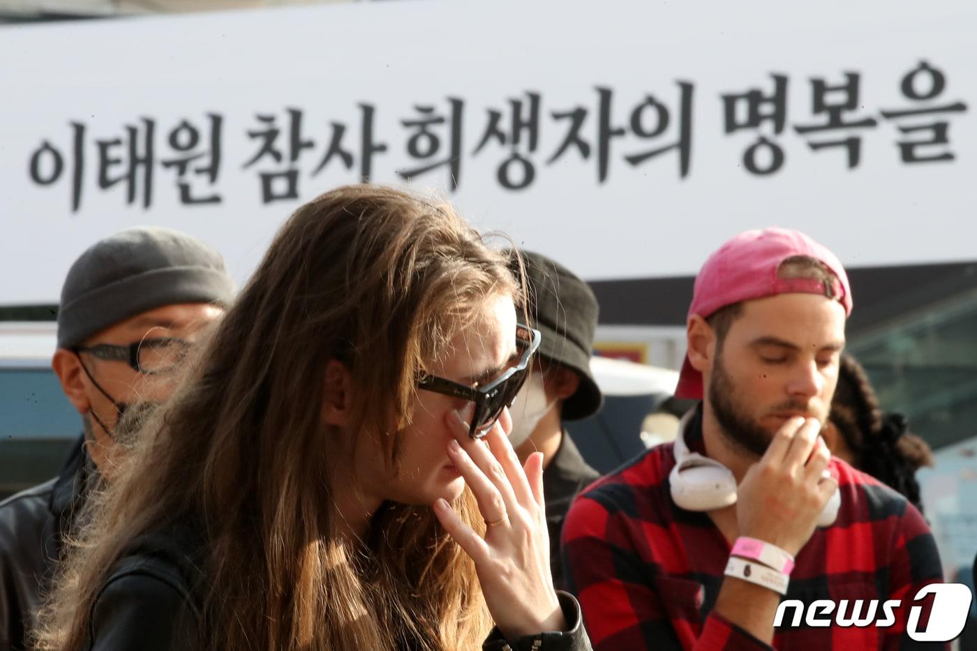 본문 이미지 - 1일 서울 용산구 이태원역 1번 출구에 마련된 이태원 핼러윈 압사 참사 추모공간을 찾은 외국인들이 희생자들을 추모하고 있다. 2022.11.1/뉴스1 ⓒ News1 이승배 기자