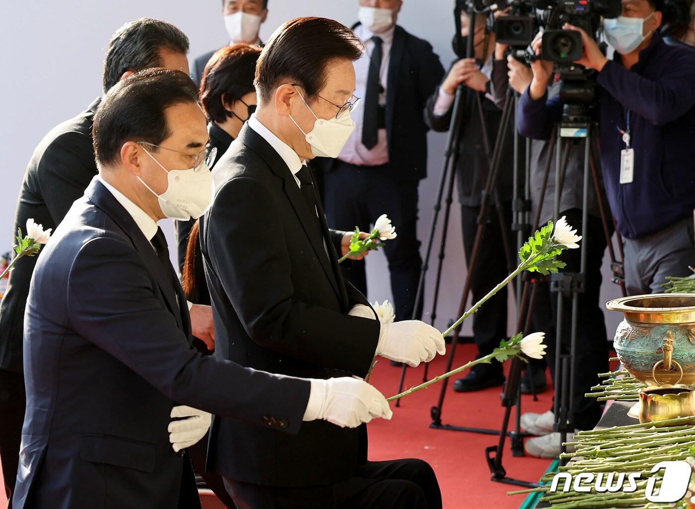 본문 이미지 - 이재명 더불어민주당 대표와 박홍근 원내대표를 비롯한 당 소속 의원들이 1일 오후 서울광장에 마련된 '이태원 사고 사망자 합동분향소'를 찾아 헌화하고 있다. (공동취재) 2022.11.1/뉴스1 ⓒ News1 이동해 기자