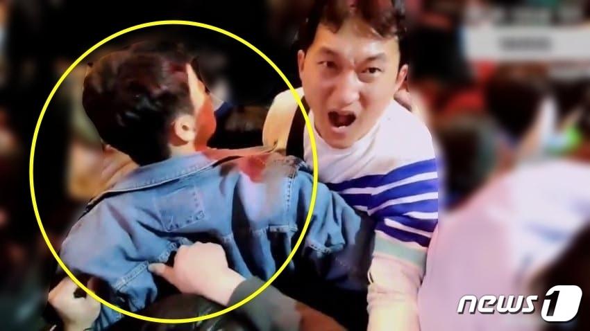 본문 이미지 - '이태원 의인'으로 지목된 청재킷을 입은 남성(노란색 원)과 그가 구조한 BJ 배지터의 모습.(온라인 커뮤니티 갈무리)