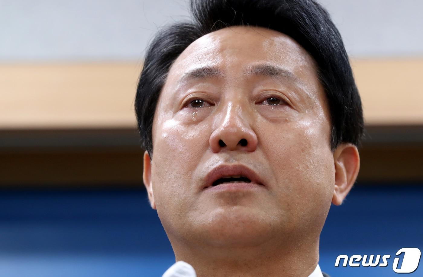 본문 이미지 - 오세훈 서울시장이 1일 오후 서울시청 브리핑실에서 이태원 사고 관련 입장발표를 하던 중 눈물을 흘리고 있다. 오 시장은 "시민의 생명과 안전을 책임지는 서울특별시장으로서 이번 사고에 대해 무한한 책임을 느끼며 깊은 사과의 말씀을 드린다＂며 공식 사과했다. 2022.11.1/뉴스1 ⓒ News1 장수영 기자