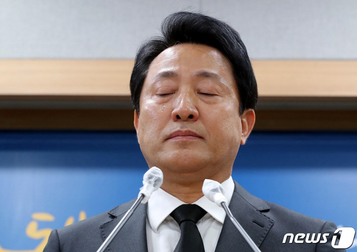 본문 이미지 - 오세훈 서울시장이 1일 오후 서울시청 브리핑실에서 이태원 사고와 관련한 입장발표을 발표하던 중 눈물을 흘리고 있다. 2022.11.1/뉴스1 ⓒ News1 장수영 기자