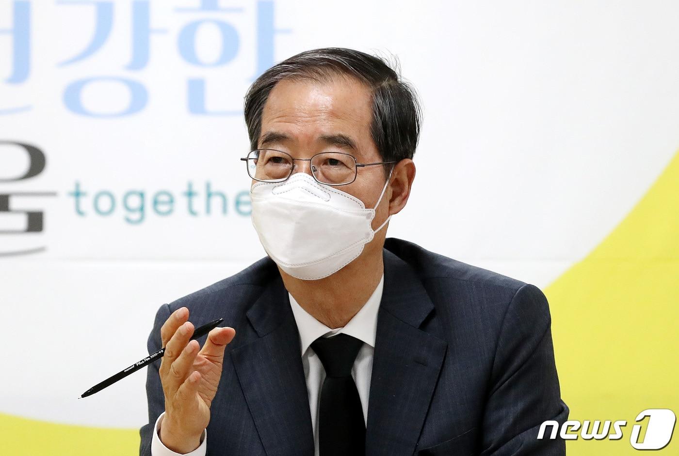 본문 이미지 - 한덕수 국무총리가 1일 오후 서울 종로구 이태원 사고로 인한 심리상담을 받을 수 있는 서울시 정신건강복지센터를 찾아 심리상담 관련 보고를 받고 있다. 2022.11.1/뉴스1