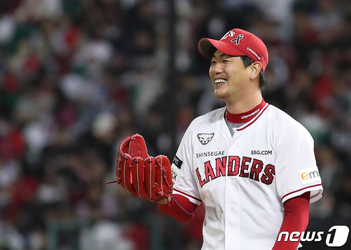 1일 오후 인천 랜더스필드에서 열린 &#39;2022 신한은행 SOL KBO리그 포스트시즌&#39; 한국시리즈 1차전 키움 히어로즈와 SSG 랜더스 경기에서 SSG 선발 김광현이 4회초를 무실점으로 막고 기뻐하고 있다. 2022.11.1/뉴스1 ⓒ News1 송원영 기자
