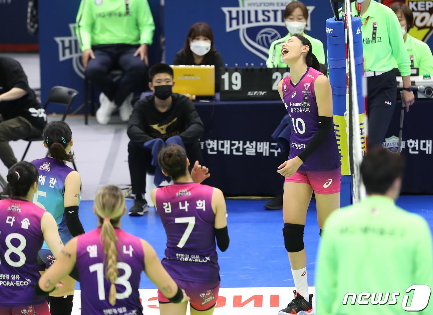 본문 이미지 - 1일 오후 경기도 수원시 장안구 수원실내체육관에서 열린 프로배구 '도드람 2022-2023 V-리그' 여자부 현대건설과 흥국생명의 경기에서 흥국생명 김연경이 공격에 실패한 뒤 아쉬워하고 있다. 2022.11.1/뉴스1 ⓒ News1 김영운 기자
