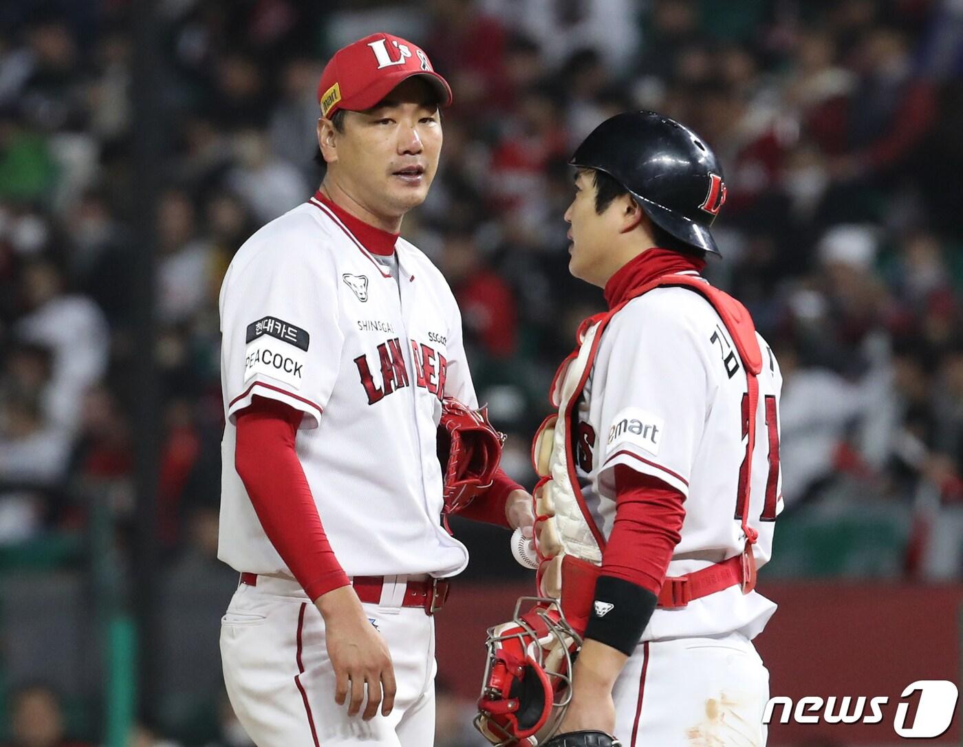 본문 이미지 - 1일 오후 인천시 미추홀구 SSG 랜더스필드에서 열린 프로야구 '2022 신한은행 SOL KBO 포스트시즌' 한국시리즈 1차전 키움 히어로즈와 SSG 랜더스의 경기 6회초 SSG 선발 김광현이 포수 김민식과 대화를 하고 있다. 2022.11.1/뉴스1 ⓒ News1 송원영 기자