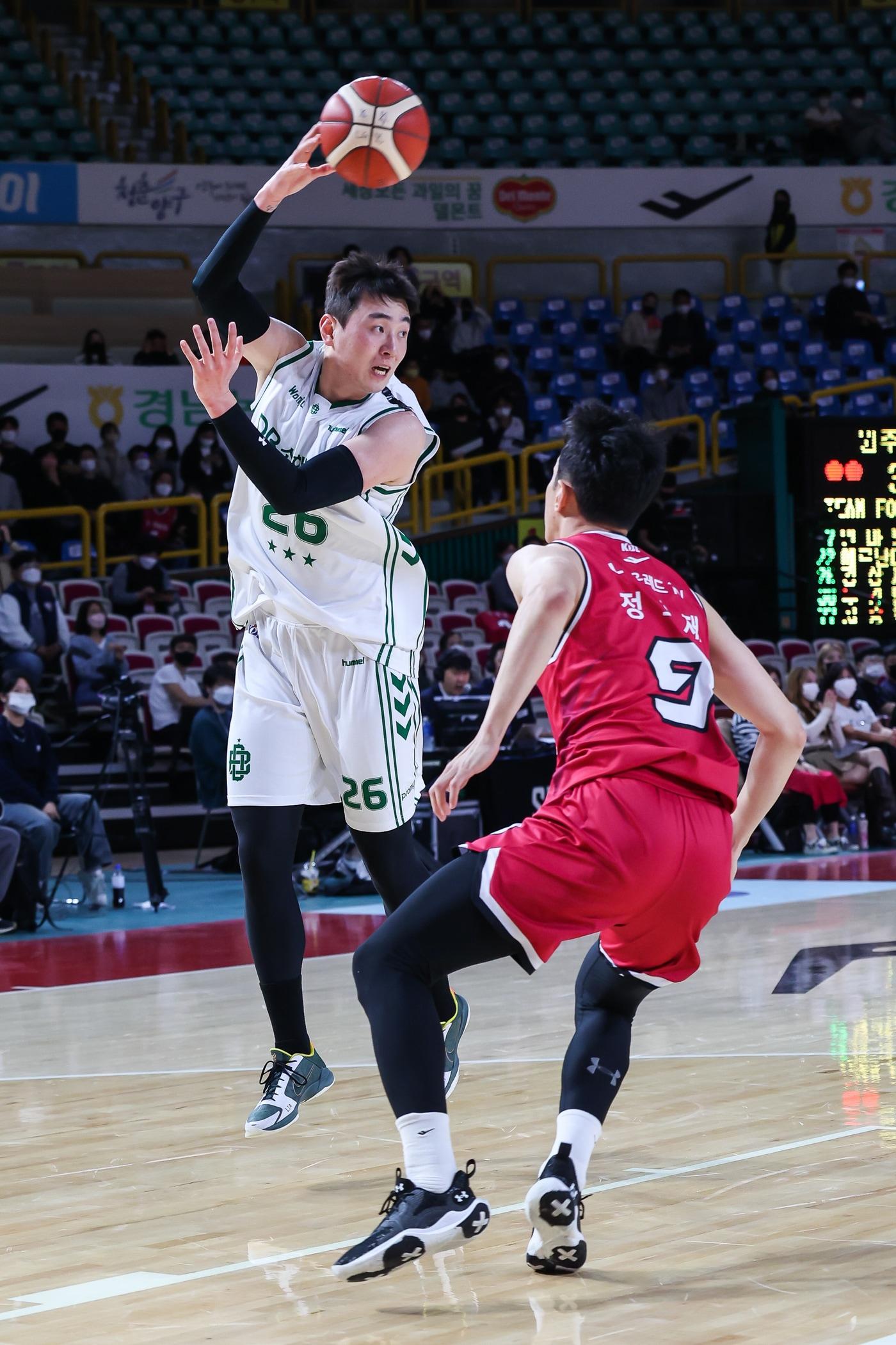 본문 이미지 - 원주 DB의 강상재(왼쪽).(KBL 제공)