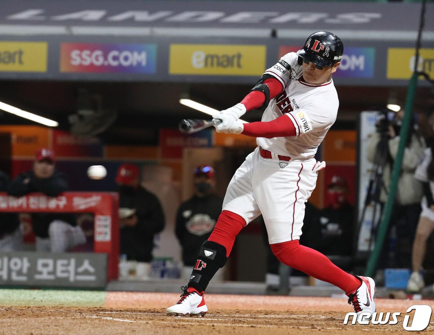 본문 이미지 - 1일 오후 인천시 미추홀구 SSG 랜더스필드에서 열린 프로야구 &#39;2022 신한은행 SOL KBO 포스트시즌&#39; 한국시리즈 1차전 키움 히어로즈와 SSG 랜더스의 경기 7회 말 SSG 추신수가 1루타를 치고 있다. 2022.11.1/뉴스1 ⓒ News1 송원영 기자