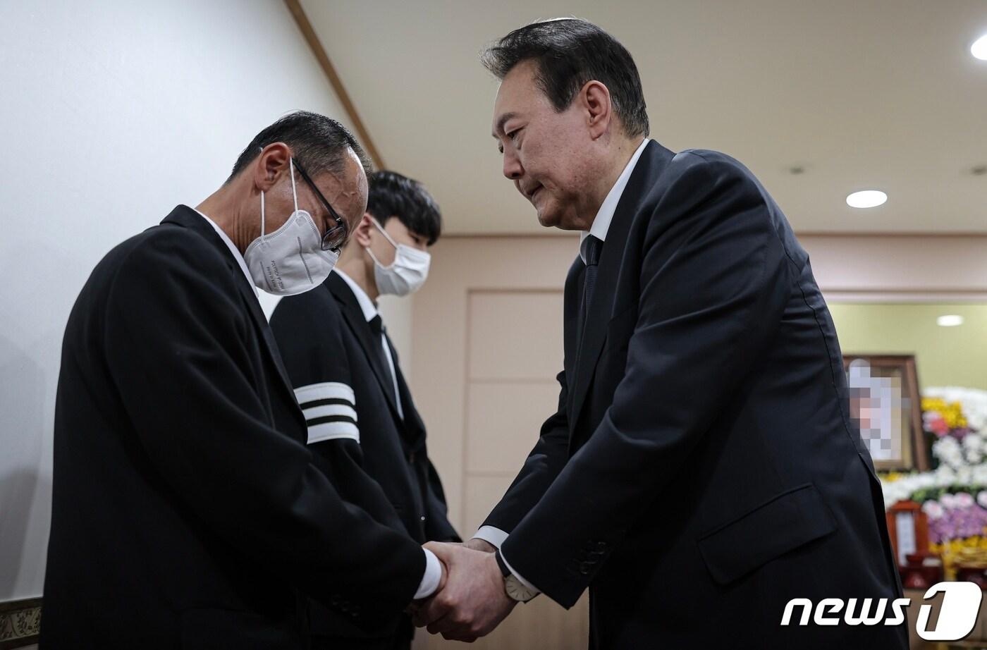 윤석열 대통령이 1일 경기 부천의 한 장례식장에 마련된 이태원 사고 사망자 빈소를 찾아 유가족을 위로하고 있다. (대통령실 제공) 222.11.1/뉴스1 ⓒ News1 오대일 기자