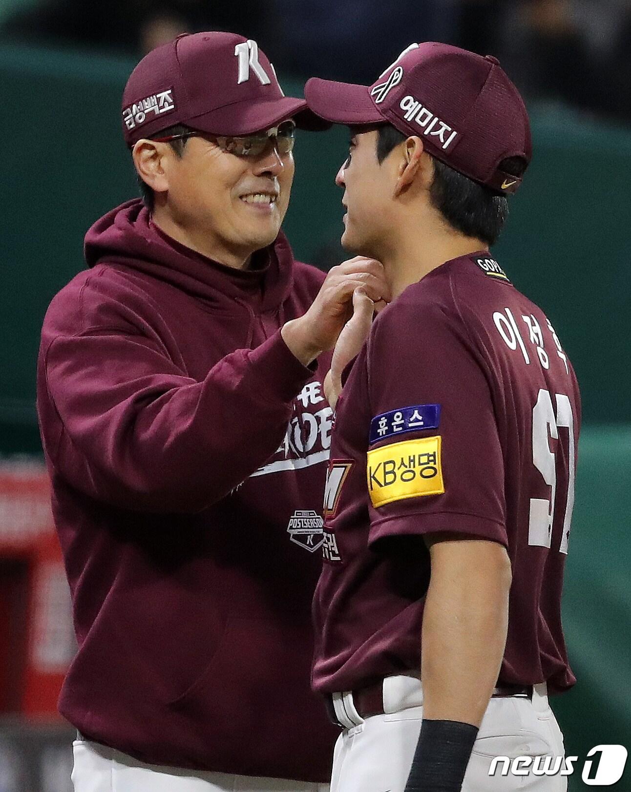 본문 이미지 - 홍원기 키움 히어로즈 감독(왼쪽)과 이정후. 2022.11.1/뉴스1 ⓒ News1 김진환 기자