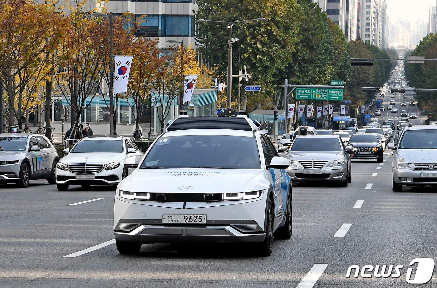 자율주행 카헤일링 시범 서비스 로보라이드 차량이 테헤란로 일대를 주행하는 모습. (현대차·기아 제공) 2022.11.10/뉴스1