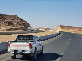 본문 이미지 -  사우디아라비아 북서부 타부크(Tabuk) 한 도로에 화물차 등이 지나가고 있다. 이 도로는 네옴시티 사업지로 이어진다. /사우디아라비아 공동 취재단 제공