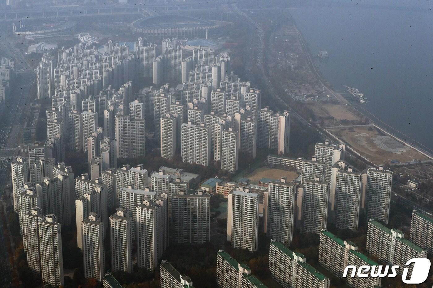 본문 이미지 - 서울 송파구 롯데월드 서울스카이에서 바라본 아파트단지 모습. 2022.11.10/뉴스1 ⓒ News1 박세연 기자