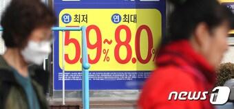 본문 이미지 - 수원시의 한 은행에 담보대출 금리 관련 현수막이 걸려 있다. ⓒ News1 임세영 기자