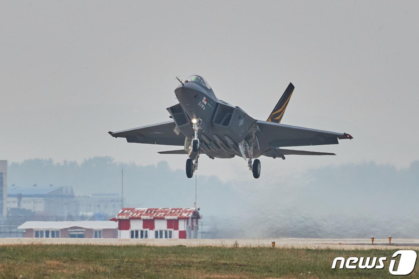 방위사업청은 10일 한국형 전투기 'KF-21'(보라매) 시제 2호기가 최초 비행을 성공했다고 밝혔다. 지난 7월19일 시제 1호기의 최초 비행이 이뤄진 뒤 약 네 달 만이다. 2호기의 최초 비행 성공에 따라 앞으로 KF-21은 1호기와 2호기 등 2대의 항공기로 비행시험이 이뤄질 예정이다. (방위사업청 제공) 2022.11.10/뉴스1