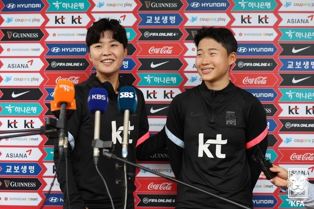 본문 이미지 - 지소연(왼쪽)과 천가람(대한축구협회 제공) 