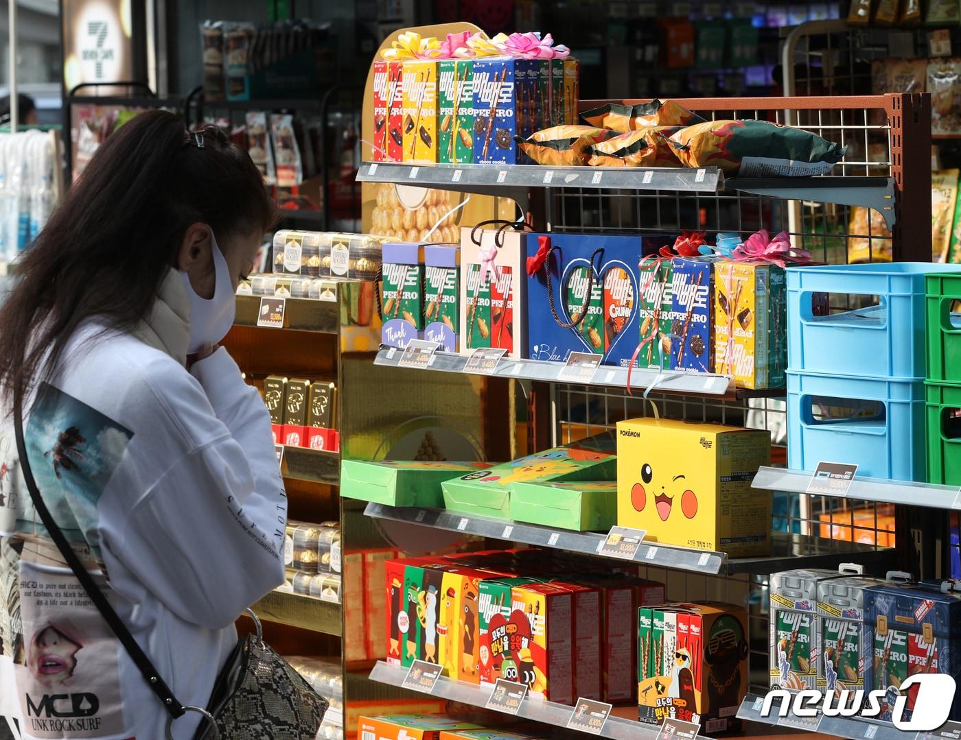 본문 이미지 - 빼빼로 데이를 하루 앞둔 10일 서울의 한 편의점에 빼뺴로 과자가 진열되어 있다. 2022.11.10/뉴스1 ⓒ News1 신웅수 기자