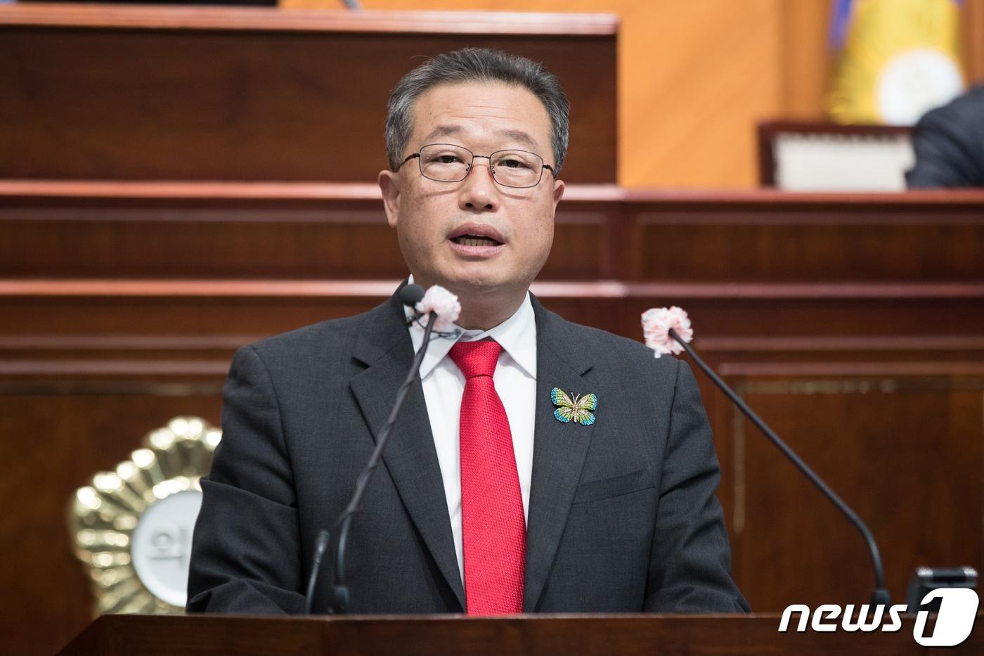 본문 이미지 - 한경봉 군산시의회 의원이 10일 제251회 2차 정례회 1차 본회의에서 5분 발언을 통해 페이퍼코리아 공장이전에 따른 초과 개발이익금 중간정산을 조속히 추진할 것을 촉구하고 있다.(군산시의회제공) 2022.11.10/뉴스1