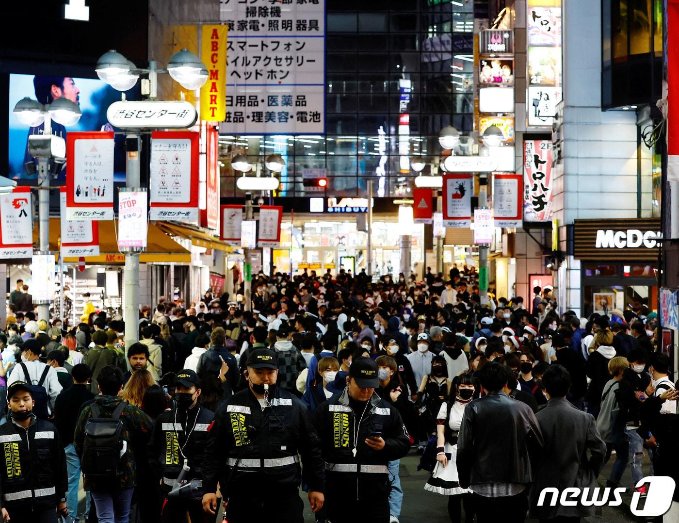 본문 이미지 - 31일 핼러윈을 맞이해 북적이는 일본 수도 도쿄 시부야의 거리 2022.10.31 ⓒ 로이터=뉴스1 ⓒ News1 정윤미 기자